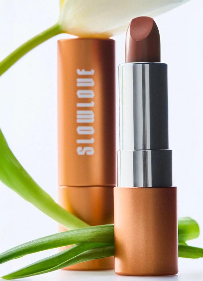 Barra de labios en color nude de Slow Love (25 euros):