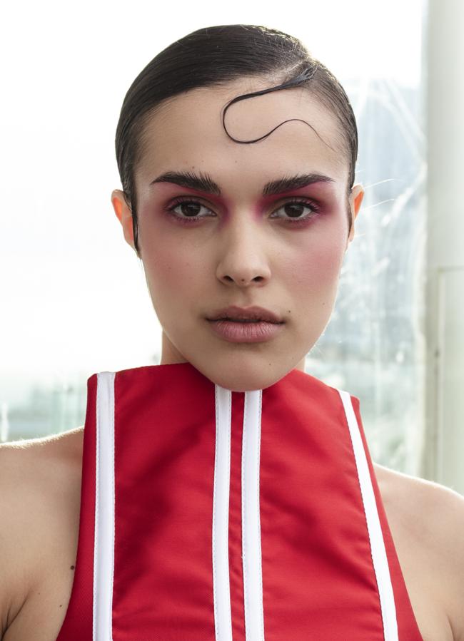 La tendencia #pinkmakeup protagonizó el desfile de Serra Studio. Foto: Kristen Wicce.