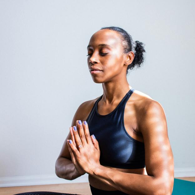 Mujer practicando yoga. 