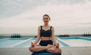 Bandha, la contracción de yoga que relaja músculos, concentra la energía y purifica el cuerpo