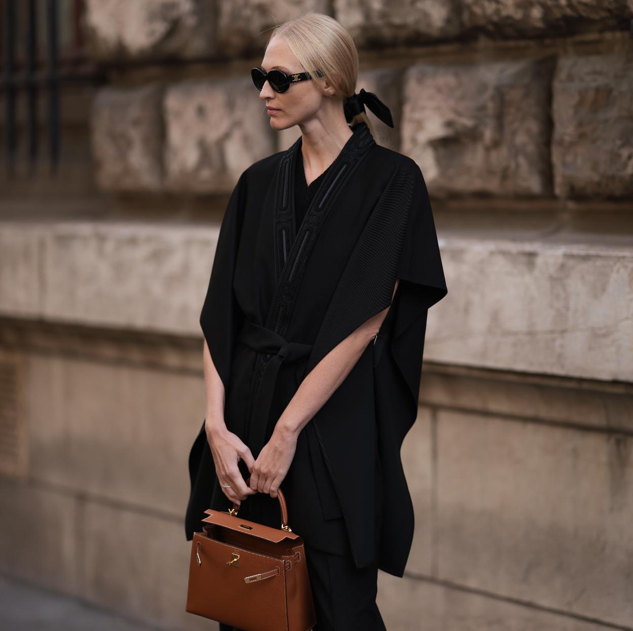 Mujer con look con básicos/getty