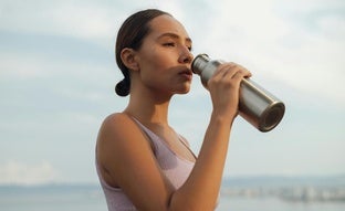 Poleas laterales, el ejercicio para estabilizar el cuerpo y prevenir dolores a cualquier edad