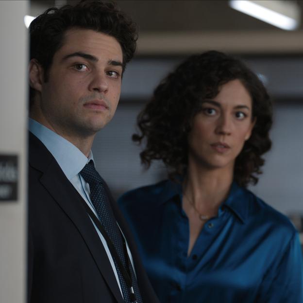 Noah Centineo y Kaylah Zander en una imagen de la producción de espías El nuevo empleado.