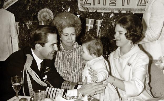 El rey Constantino de Grecia junto a su esposa Ana María, y Federica de Hannover durante un acto oficial con su hijo Pablo. 