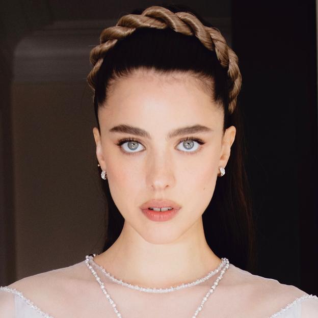 Margaret Qualley con cejas esculpidas