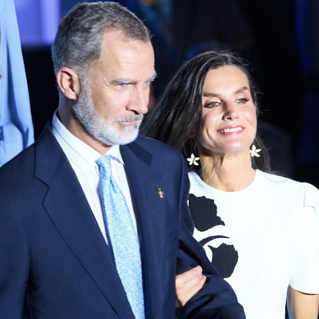 Los reyes Felipe y Letizia, en un gesto habitual de complicidad. 