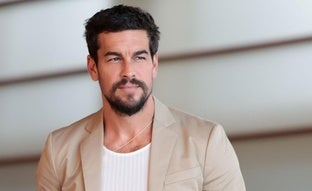 La historia de amor y superación de los padres de Mario Casas, de su humilde vida en Galicia a su ascenso en Barcelona: «Vienen del barro»