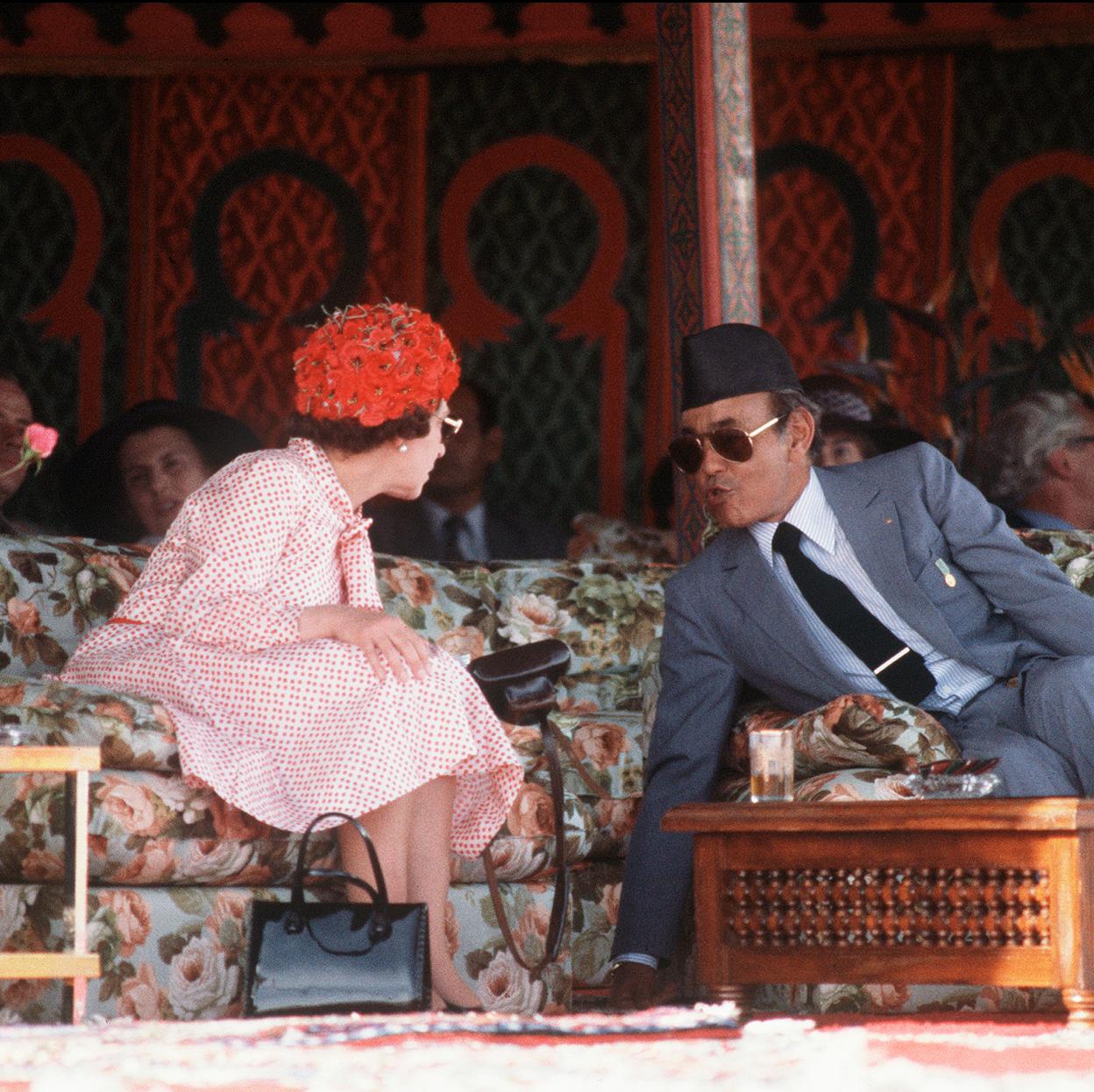 Hassan II con la reina de Inglaterra, Isabel II./getty images