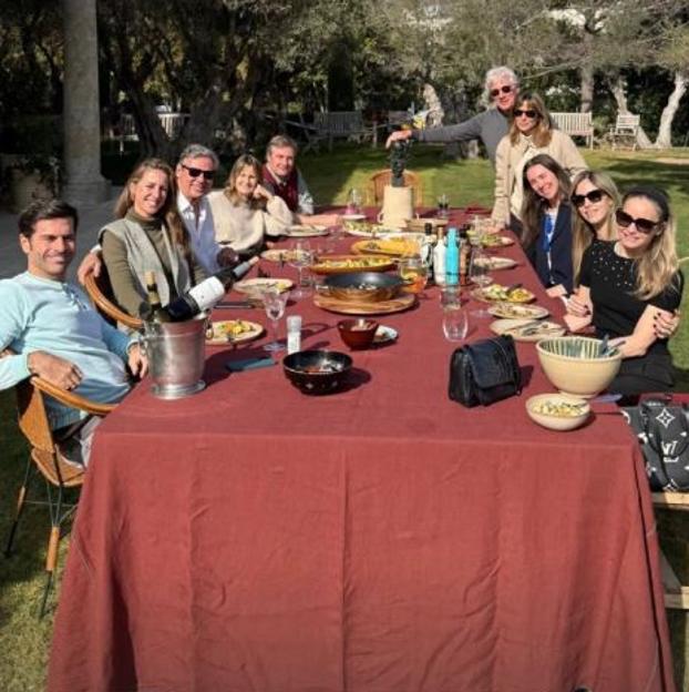 Richard Gere y Alejandra Silva, junto a sus amigos en su casa de La Moraleja. 