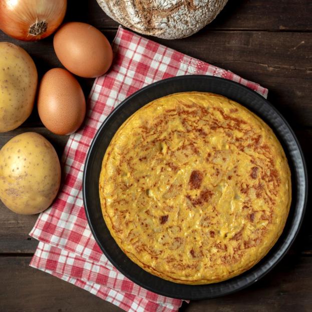 El truco fácil de Martín Berasategui para hacer la tortilla de patata perfecta con dos ingredientes extra