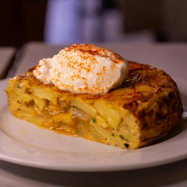 Tortilla de patata con pimiento verde y ajo, la receta fácil de Martín Berasategui.