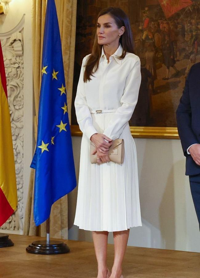 La reina Letixia con conjunto de camisa y falda plisada color blanco