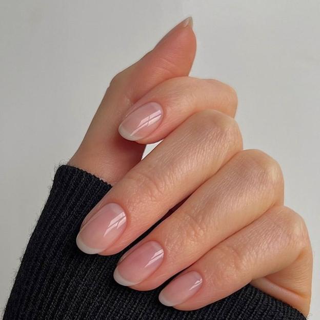 Manicura francesa brillante estilo glow french tendencia para marzo