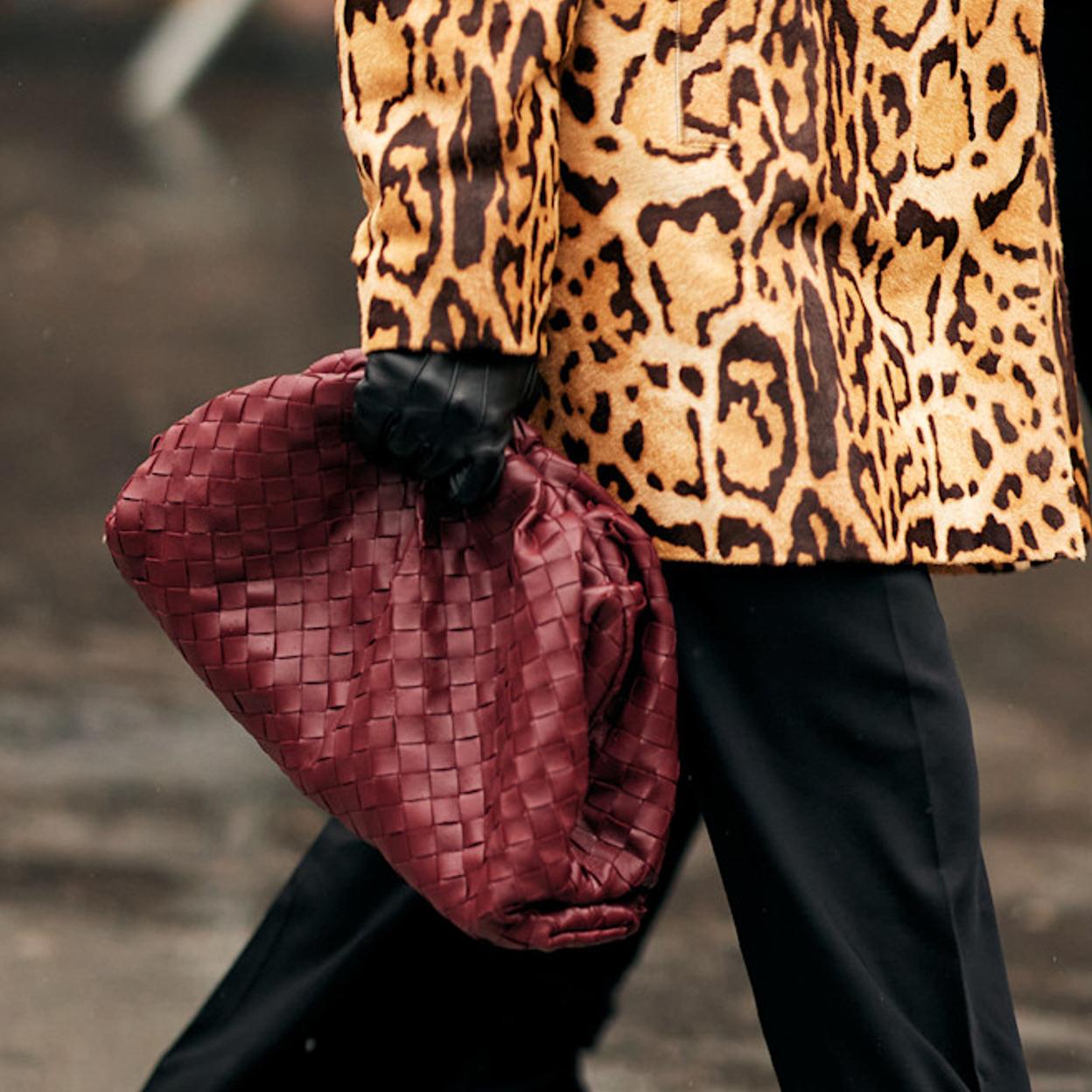 Bolso trenzado en el street style/launchmetrics spotlight