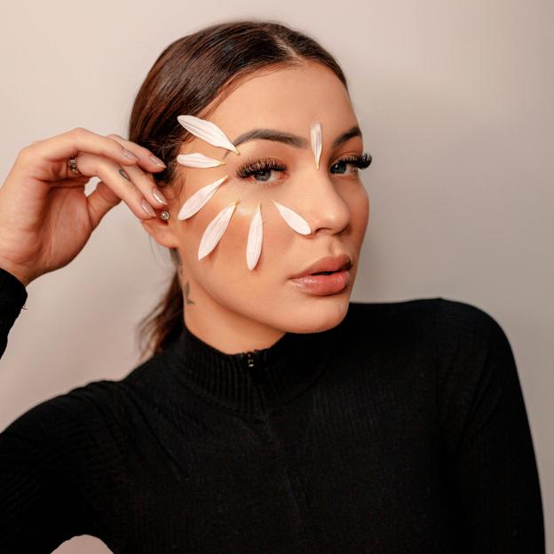 Labios rusos, pómulos exagerados y cara de alien: el peligro de los retoques de Instagram que ves a las influencers