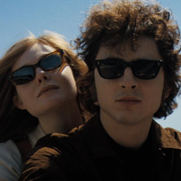 Elle Fanning como Sylivie Russo y Timothée Chalamet como Bob Dylan en una imagen de A complete unkown.