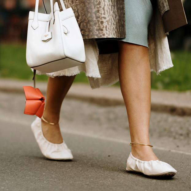 Bailarinas clásicas, el calzado básico que nunca falla para conseguir looks elegantes esta primavera