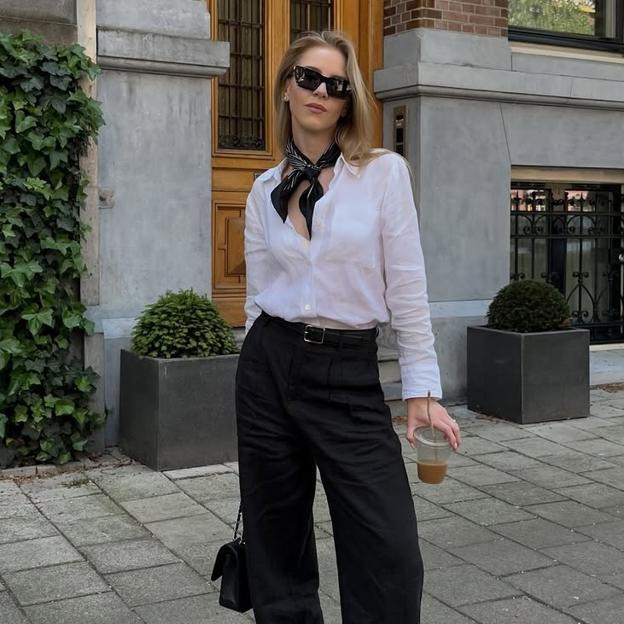 Influencer con look de oficina y pañuelo al cuello