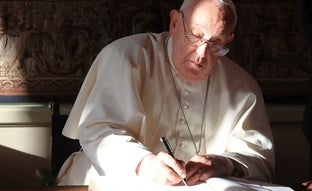 El lado más humano del papa Francisco: galletas para desayunar, pasión por el fútbol y amor por el tango