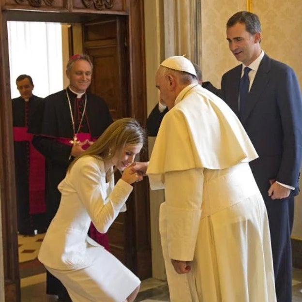 Los reyes Felipe y Letizia en una visita al papa Francisco en 2014. 