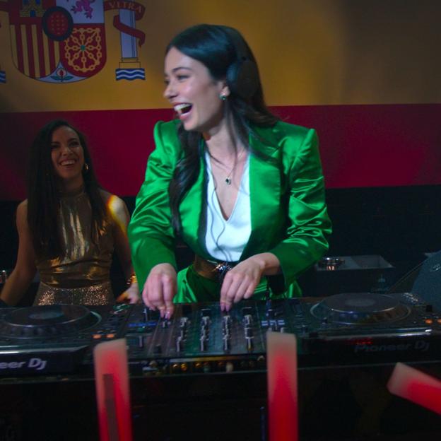 La princesa Pilar al mando de los platos, dándolo todo en una discoteca patriótica. 