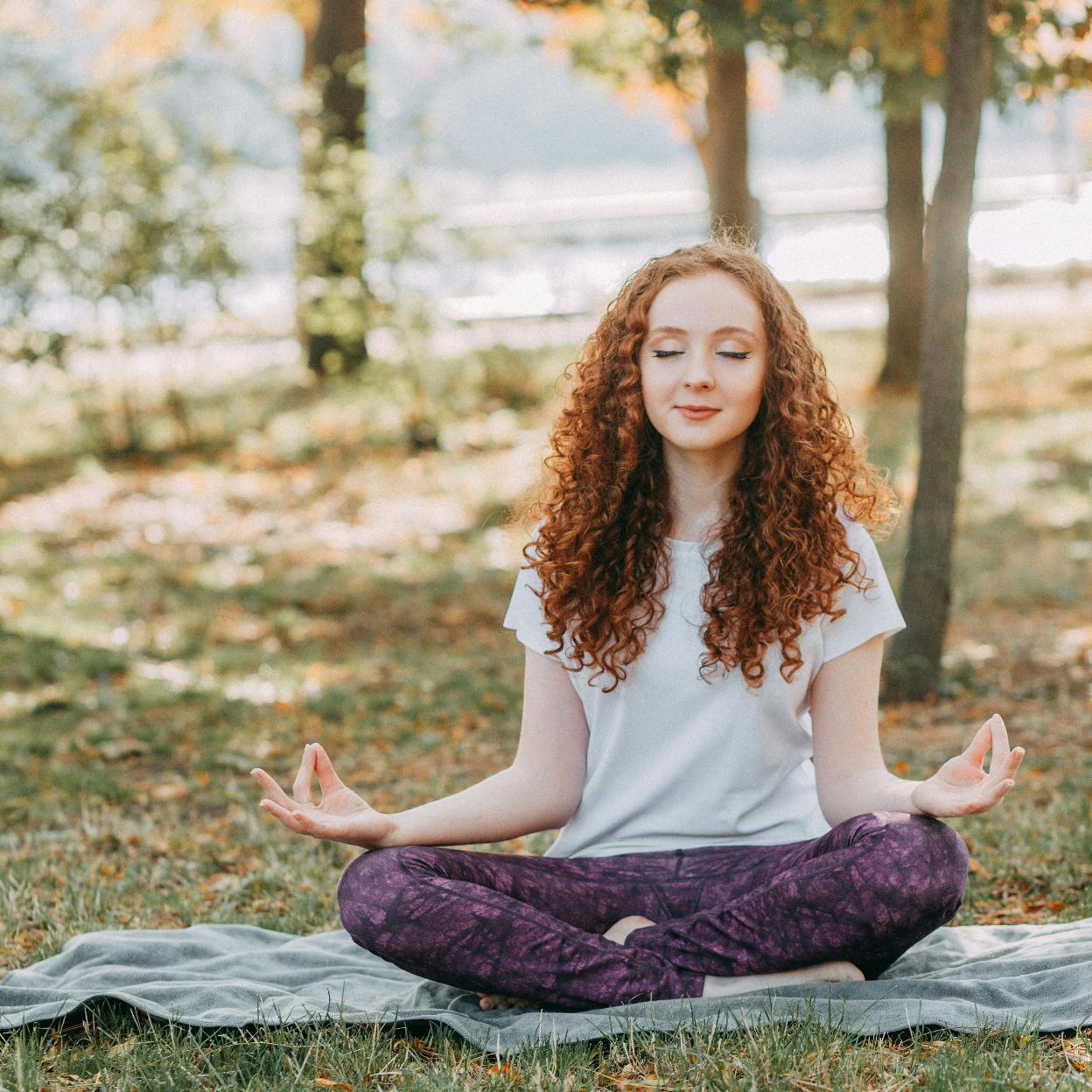 Mujer practicando yoga al aire libre. /pexels