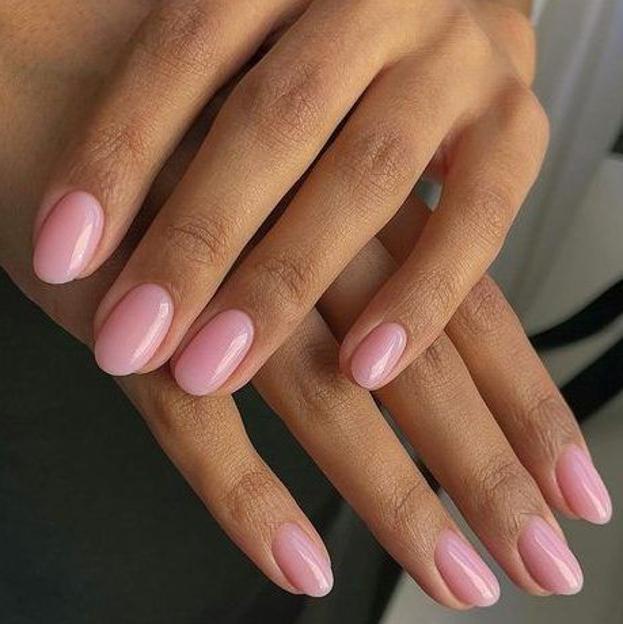 Color de uñas rosa claro tendencia para primavera