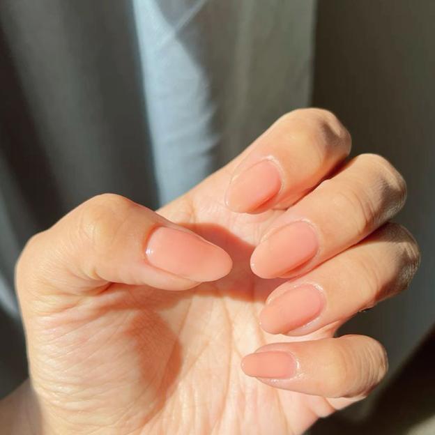 Uñas color melocotón traslúcido tendencia para primavera