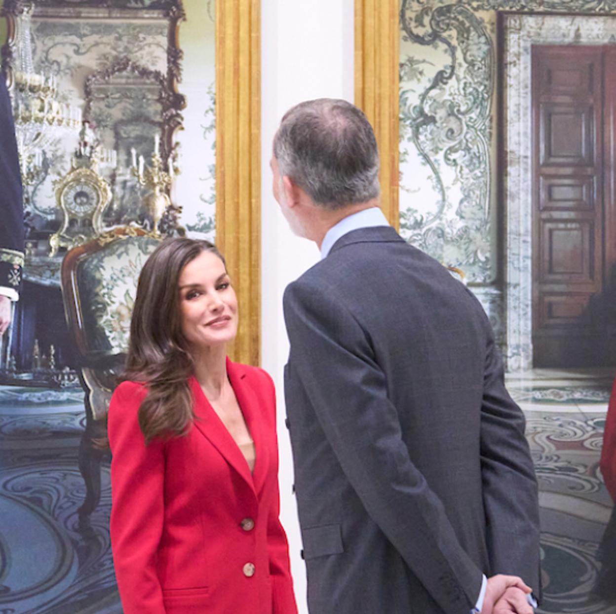 El momento en el que los (inaudibles) comentarios del rey Felipe sobre su propio retrato hicieron sonreír a la reina Letizia. /LIMITED PICTURES