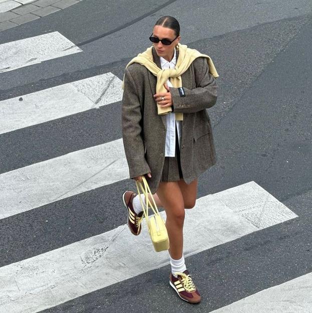 Una influencer con las zapatillas de Adidas de moda.