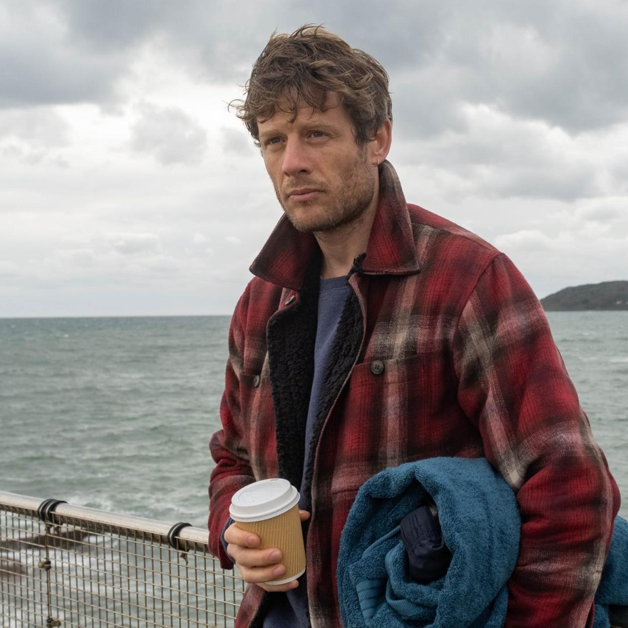 James Norton en una imagen de Dos Familias, la miniserie británica que se estrena en marzo en Movistar Plus+./movistar plus+