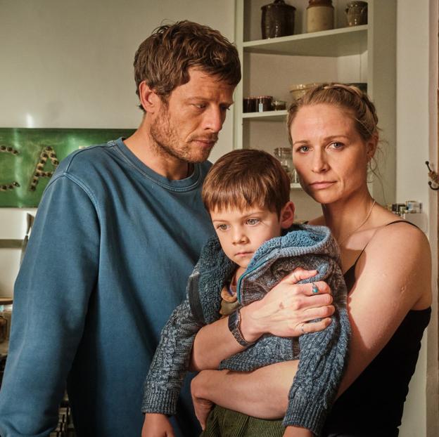 James Norton y Niamh Algar en una imagen de la miniserie británica Dos Familias.