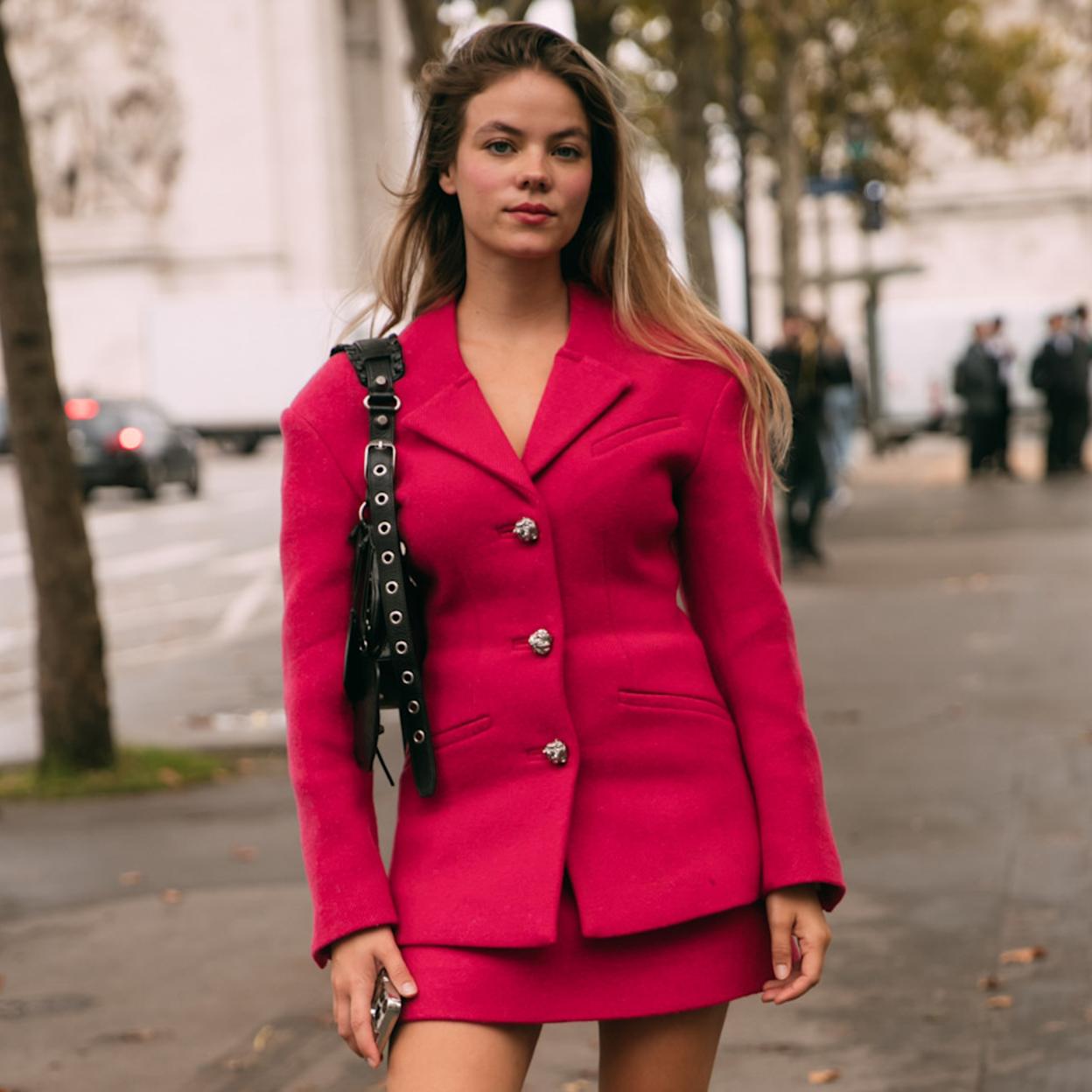 Mujer con look rosa fucsia/launchmetrics spotlight