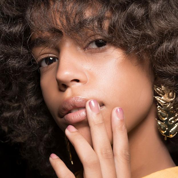 Glow french, la manicura francesa tendencia para primavera más elegante y natural