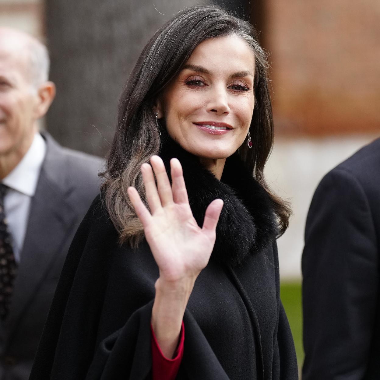 El look de la reina Letizia a juego con Felipe: su capa favorita de Carolina Herrera y vestido nuevo