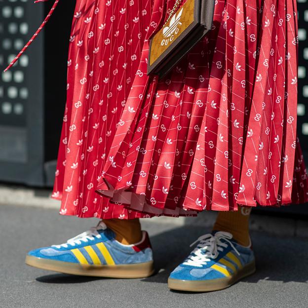 Zapatillas de colores, la tendencia 2025 que enamora a elegantes y modernas