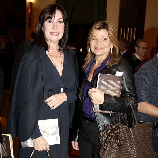 Carmen Martínez-Bordiú, con su amiga Cari Lapique.