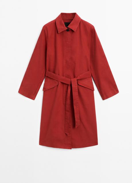 Gabardina roja de Massimo Dutti (149 euros)