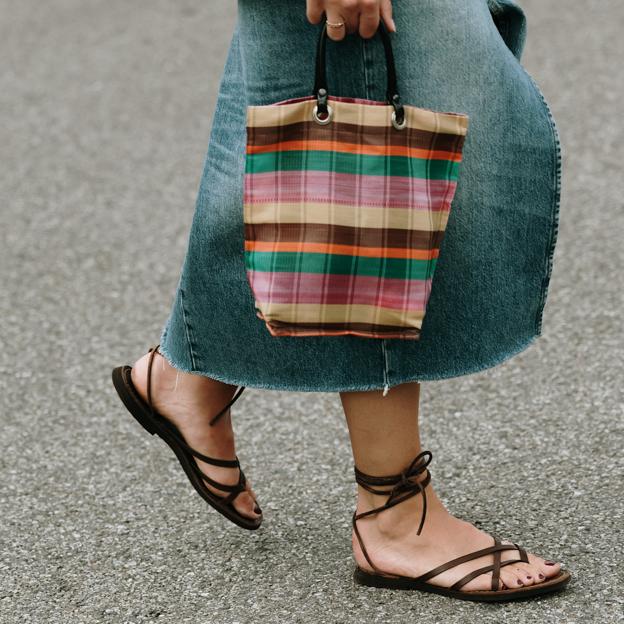 Mujer con sandalias