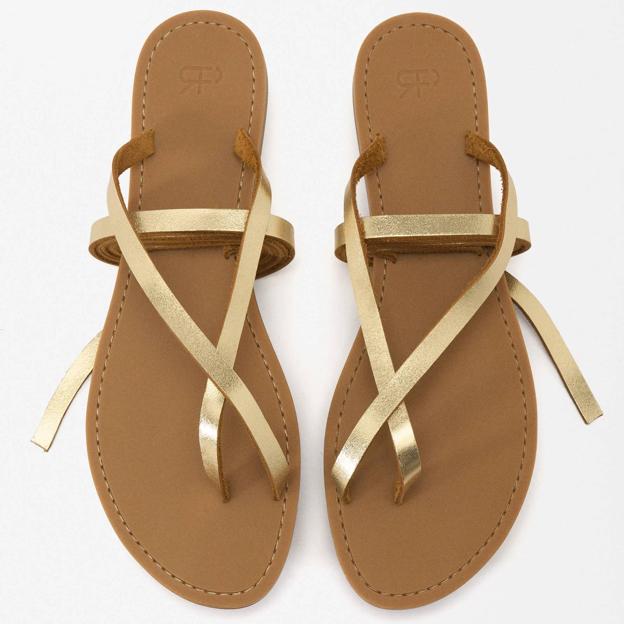 Sandalias planas piel metalizadas con tiras (9,99€)