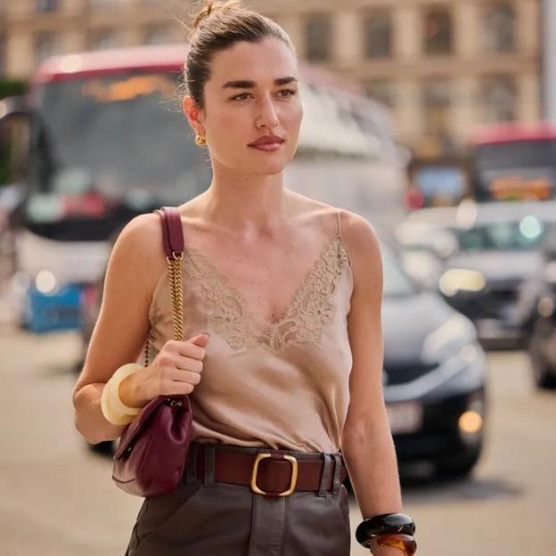 Tops lenceros super elegantes que usan en primavera las mejor vestidas como comodín