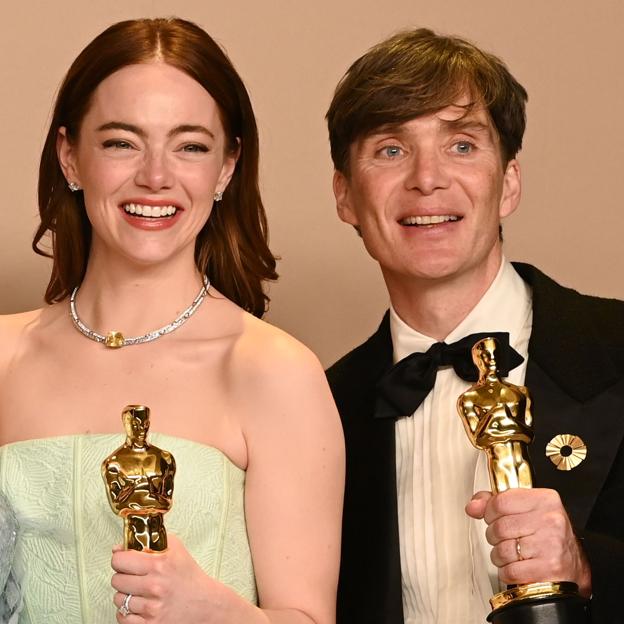 Emma Stone y Cillian Murphy, con sus respectivos Oscar por Barbie y Oppenheimer. 