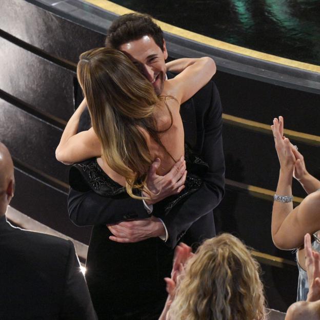 Brody abraza a su pareja, Georgina Chapman, antes de subir a recoger su Oscar. 