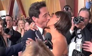 El beso viral de Adrien Brody y Halle Berry: la intrahistoria de una venganza que ha esperado 22 años