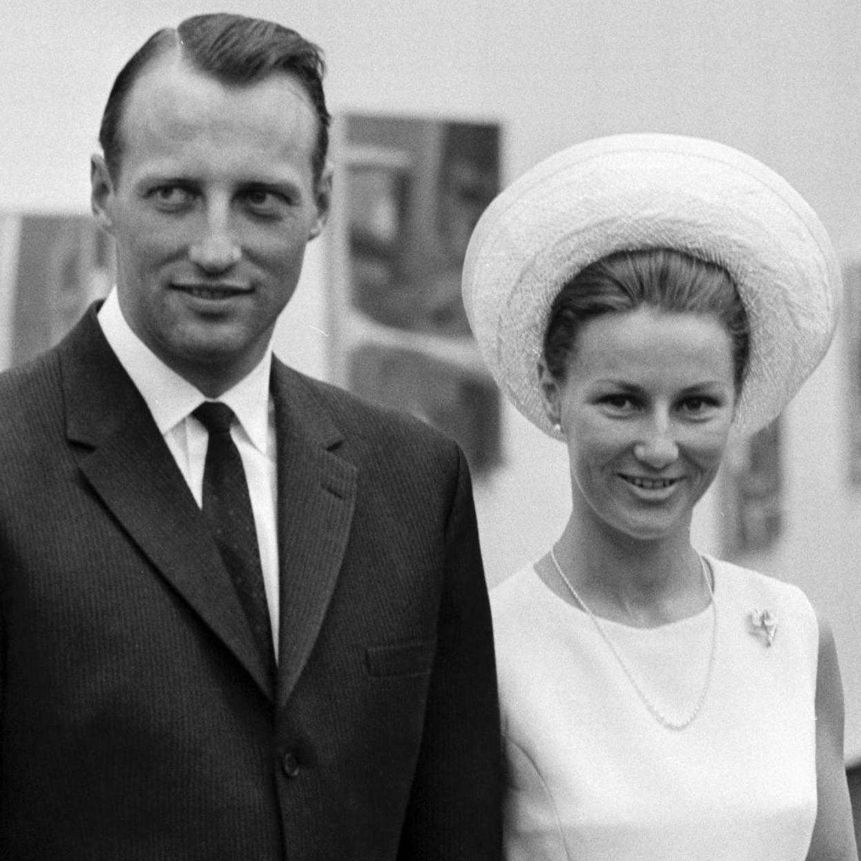 Harald y Sonia de Noruega, visitando una exposición, en una imagen retrospectiva. /GETTY