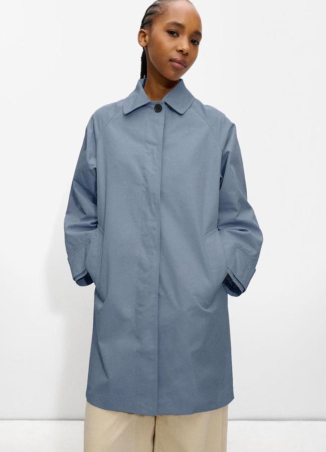 Parka azul con botones de Parfois, 59,99 euros.