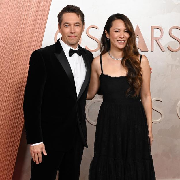 Sean Baker, con su pareja la productora Samantha Quan, en la alfombra de los Oscar 2025. 