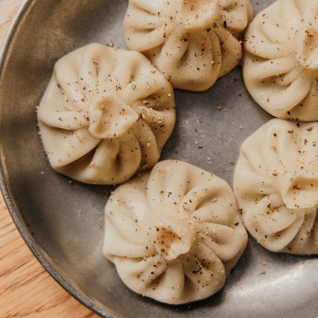 Los Khinkali, otro de los deliciosos platos georgianos que podemos degustar en Nunuka y conocer mejor en el recetario de Nino Kiltava. 