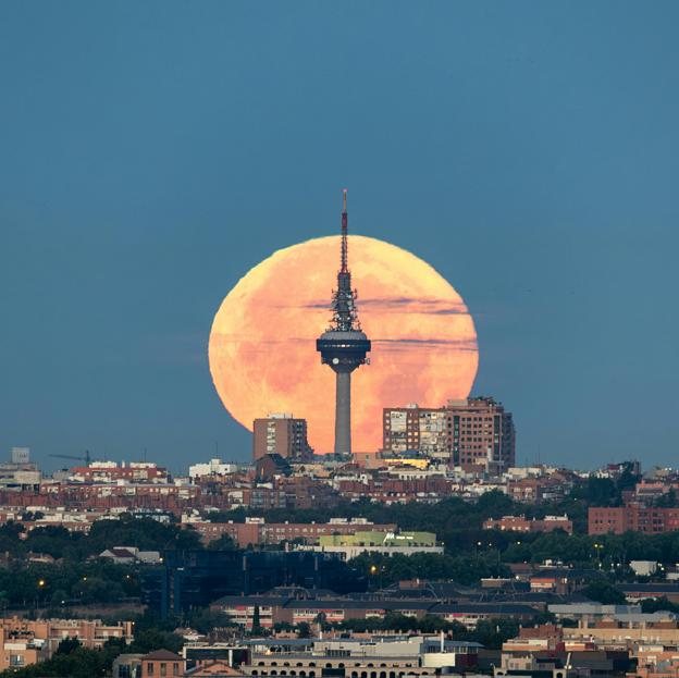 Súper Luna sobre la ciudad de Madrid.