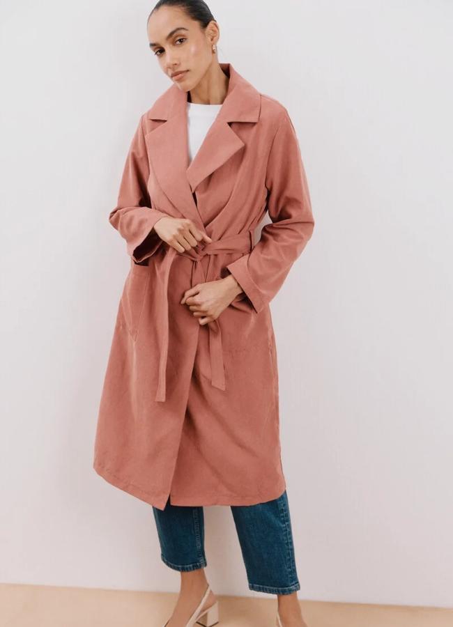 Gabardina fluida e impermeable en color rosado de Cortefiel (67,49 euros).